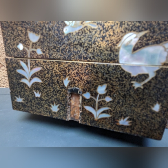 Gold And Black Lacquer Korean Jewelry Box, Mother of Pearl Birds Theme - Picture 3 of 12
